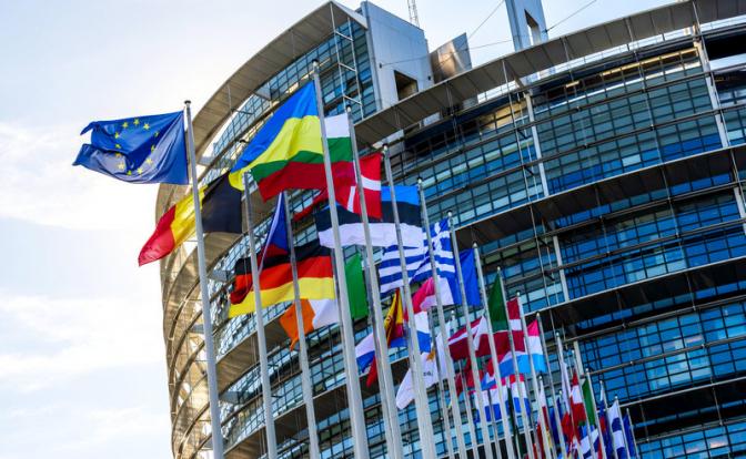 На фото: флаги перед зданием Европейского парламента в Страсбурге, Франция.
