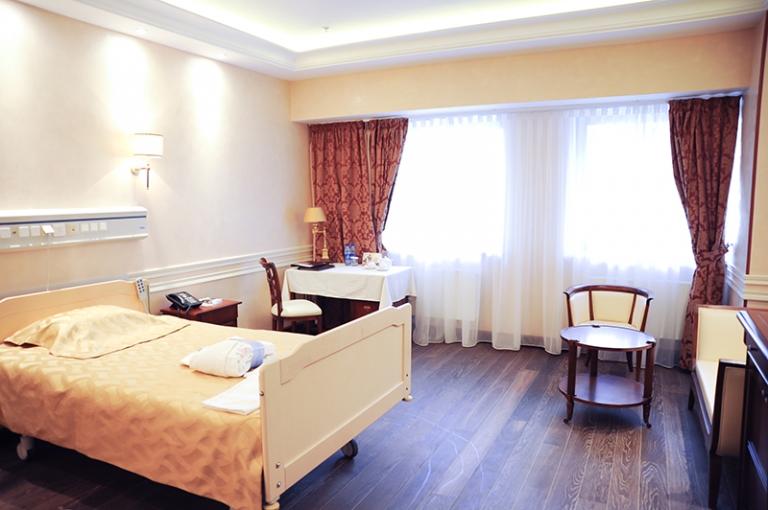 На фото: комфортная палата стационара в клинике на Маяковской.