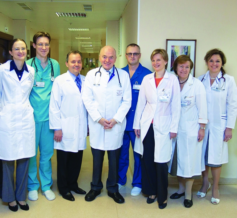 На фото: академик Григорий Ройтберг с коллективом АО &laquo;Медицина&raquo;.