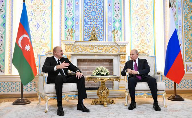 На фото: президент Азербайджана Ильхам Алиев и президент РФ Владимир Путин (слева направо) во время встречи в правительственной резиденции Кохи Сомон