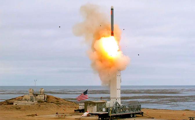На фото: во время запуска наземной ракеты «Томагавк».