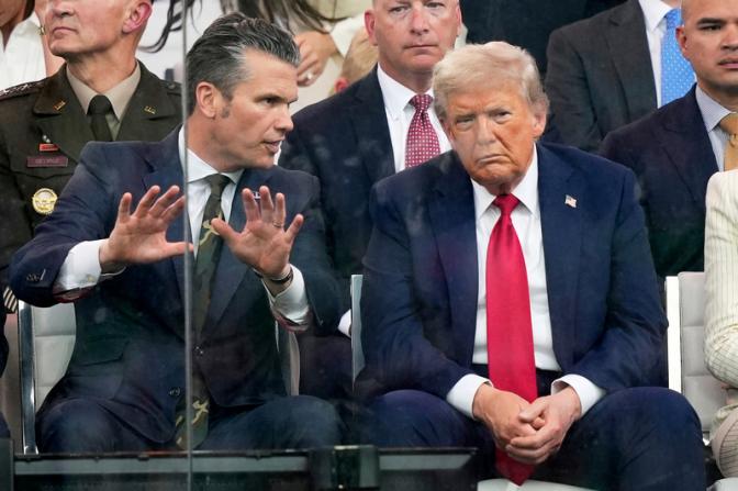 На фото (справа): президент США Дональд Трамп.