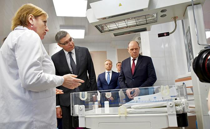 На фото: губернатор Александр Авдеев и министр здравоохранения Валерий Янин в новом акушерском отделении в Гусь-Хрустальном. Отделение на 700 рожениц начало работать с декабря 2023 года.