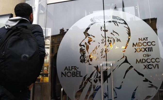 На фото: у входа в музей Нобеля в центре Стокгольма, столицы Швеции.