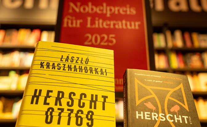 На фото: книги венгерского писателя Ласло Краснахоркаи, ставшего лауреатом Нобелевской премии по литературе