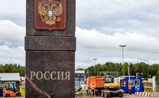 На фото: у международного автомобильного пункта пропуска "Бурачки" на границе России и Латвии.