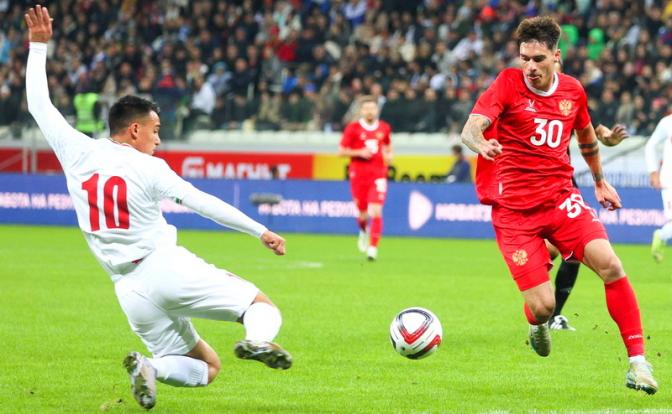 На фото: Амирхоссейн Хоссейнзаде (Иран) и Илья Вахания (Россия) во время товарищеского матча, Волгоград.