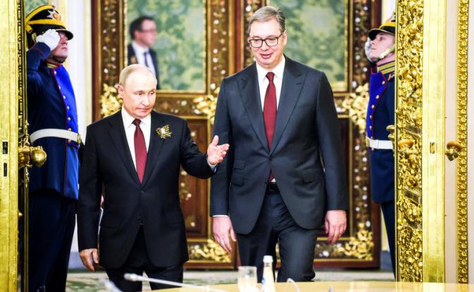 На фото: президент России Владимир Путин и президент Сербии Александр Вучич (слева) во время встречи.