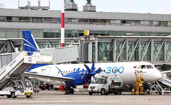 На фото: модернизированный региональный пассажирский самолёт Ил-114-300 в аэропорту Кольцово имени А.Н. Демидова в рамках Международной промышленной выставки «Иннопром».