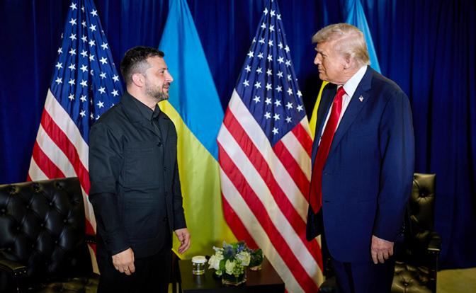 На фото: президент США Дональд Трамп (справа) и президент Украины Владимир Зеленский (слева)