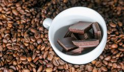 Врач указала на сочетание кофе и темного шоколада