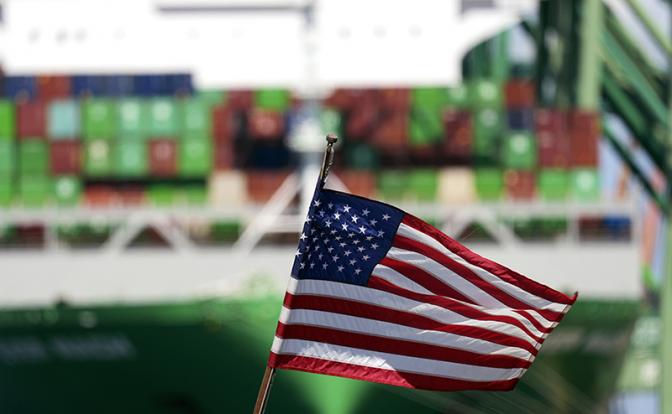 Китай вводит ответные портовые сборы для судов США