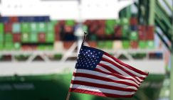 Китай вводит ответные портовые сборы для судов США