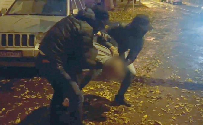 На фото: задержание подозреваемого в совершении диверсионнно-террористического акта в отношении высокопоставленного офицера Минобороны РФ.