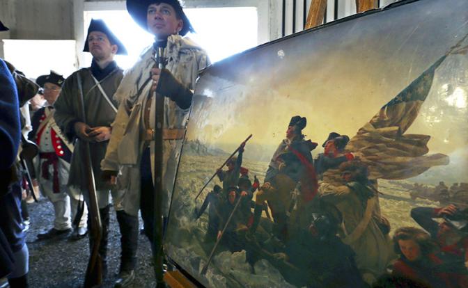 На фото: реконструкция переправы армии Джорджа Вашингтона через реку Делавэр в Пенсильвании— похода, который переломил ход Войны. Первым штатом США, который появился в 1787 году, стал Делавэр. Он первым ратифицировал Конституцию США 7 декабря 1787 года.