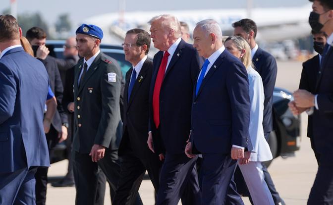 На фото: президент Дональд Трамп идет с президентом Израиля Ицхаком Герцогом (слева) и премьер-министром Израиля Биньямином Нетаньяху во время церемонии прибытия в международный аэропорт Бен-Гурион, 13 октября 2025 года.