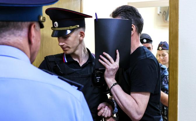 На фото: начальник главного управления кадров Минобороны РФ генерал-лейтенанта Юрий Кузнецов (справа) в 235-м гарнизонном военном суде.