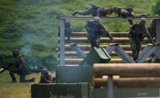 На фото: солдаты преодолевают полосу препятствий во время публичной презентации. «День бундесвера» включает в себя различные мероприятия по всей стране, направленные на вербовку молодежи на военную службу.