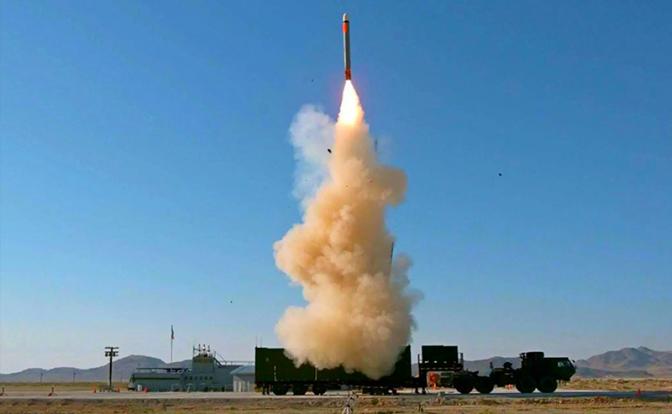 На фото: пуск крылатой ракеты Tomahawk наземной пусковой установкой комплекса MRC Typhon.