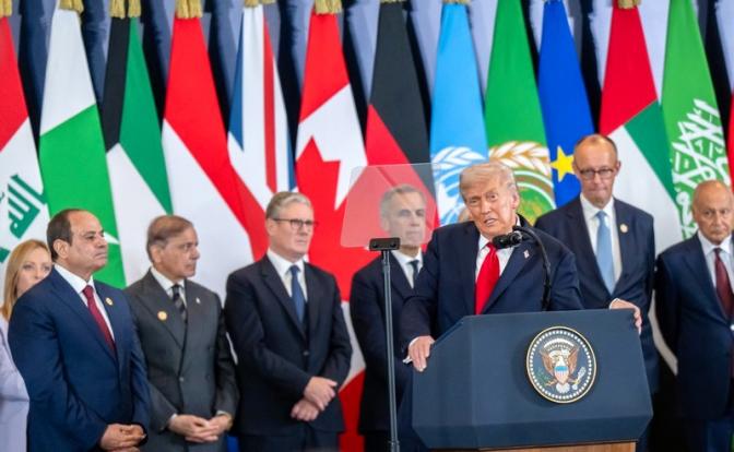 На фото: президент США Дональд Трамп выступает рядом с канцлером Германии Фридрихом Мерцем (второй справа, ХДС) во время саммита в Газе. Встреча глав государств и правительств обсудит поддержку сектора Газа после прекращения огня между Израилем и ХАМАС.