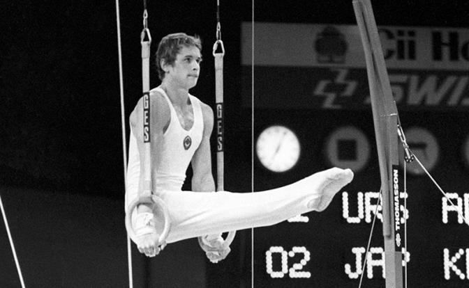 На фото: Чемпион мира по спортивной гимнастике Александр Дитятин выполняет упражнение на кольцах, 1980 год.