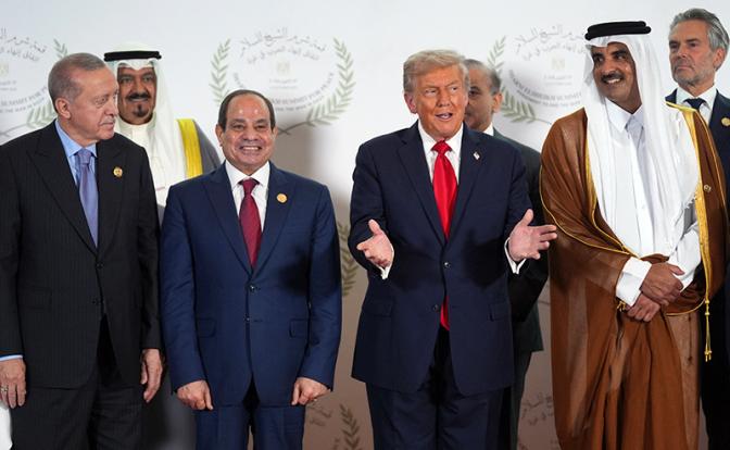 На фото: президент Турции Реджеп Тайип Эрдоган, президент Египта Абдель Фаттах ас-Сиси, президент США Дональд Трамп и эмир Катара Тамим ибн Хамад Аль Тани (на первом плане слева направо) во время фотосессии на саммите.