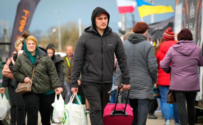 На фото: ураинские беженцы на контрольно-пропускном пункте Медыка в Польше.