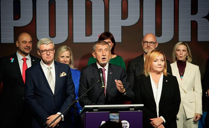 На фото: лидер политического движения АНО ("Акция недовольных граждан") Андрей Бабиш (в центре)