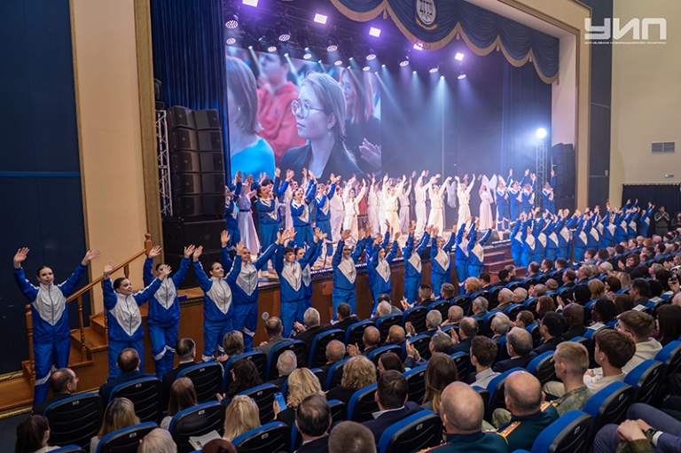 На фото: творческий номер с участием студентов ДГТУ