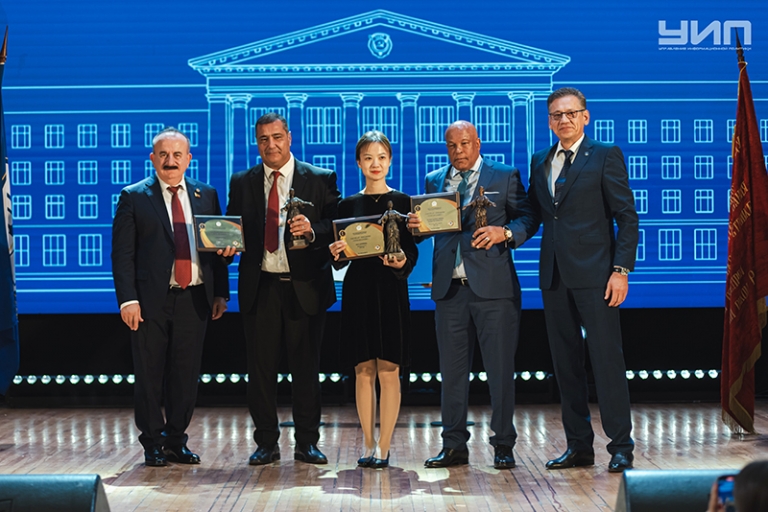 На фото: награждение лучших выпускников ДГТУ премией "Признание"