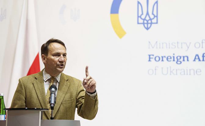 На фото: министр иностранных дел Польши Радослав Сикорский