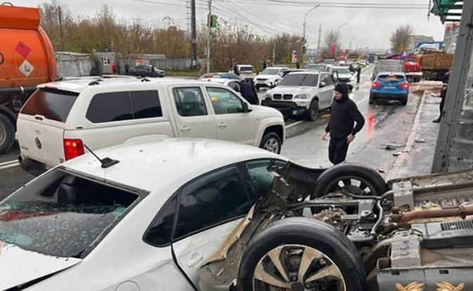 В Уфе фура без тормозов снесла 11 машин: есть погибшие