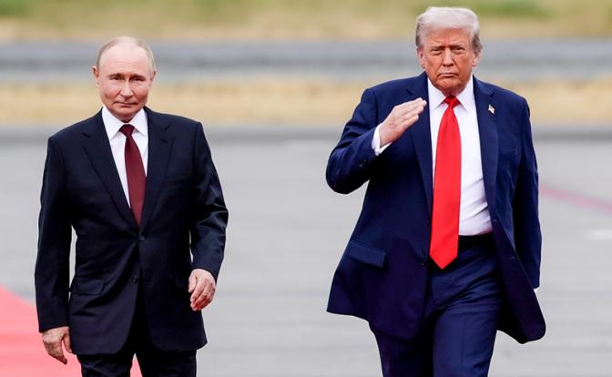 На фото: президент России Владимир Путин и президент США Дональд Трамп (слева направо)