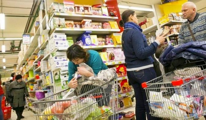 «Тревожная лампочка» загорелась: Россияне перешли в режим тотальной экономии на всем