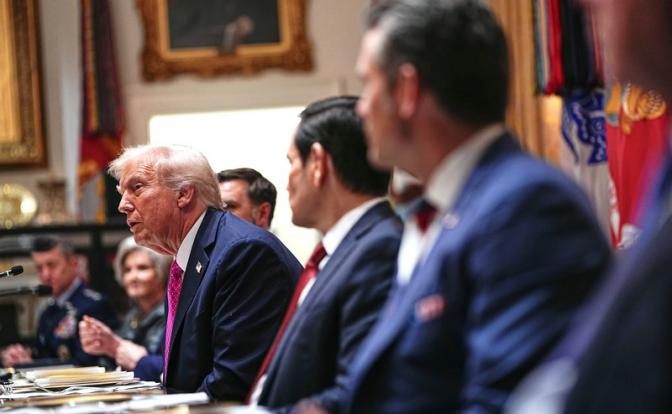 На фото: президент США Дональд Трамп принимает участие в двустороннем обеде с президентом Украины Владимиром Зеленским в Белом доме в Вашингтоне, округ Колумбия, США.