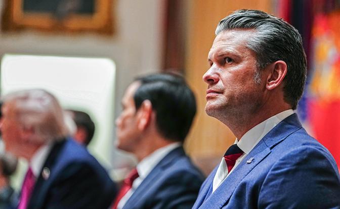 На фото: министр обороны США Пит Хегсет во время двустороннего обеда с президентом Украины Владимиром Зеленским в Белом доме в Вашингтоне, округ Колумбия, 17 октября 2025 года.