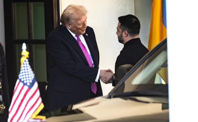 На фото: президент США Дональд Трамп приветствует президента Украины Владимира Зеленского у входа в вестибюль Западного крыла Белого дома в Вашингтоне, округ Колумбия, США.