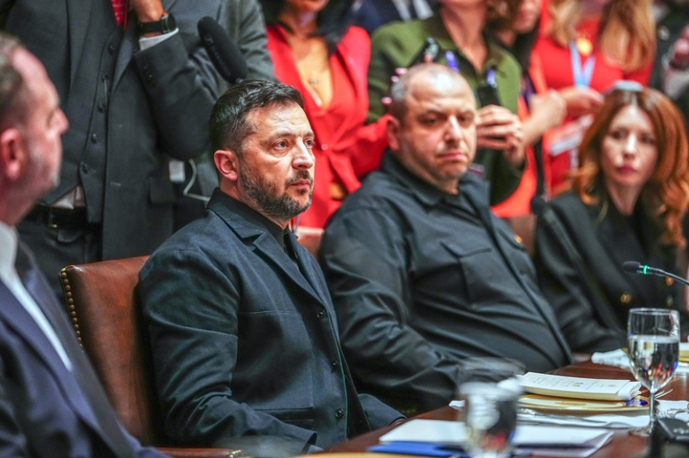 На фото: президент Украины Владимир Зеленский принимает участие в двустороннем обеде с президентом США Дональдом Трампом в Белом доме в Вашингтоне, округ Колумбия, 17 октября 2025 года.