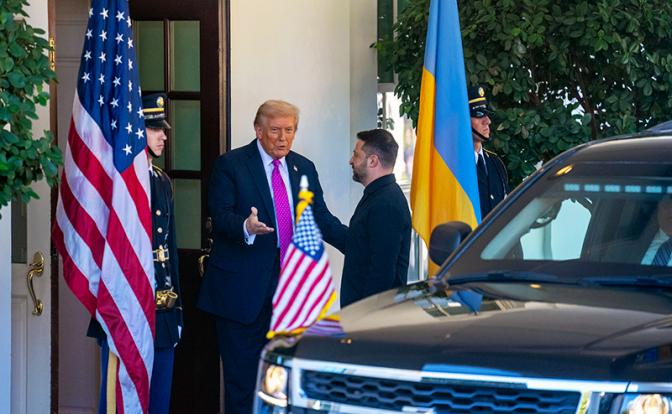 На фото: президент США Дональд Трамп (второй слева) и президент Украины Владимир Зеленский у Белого дома в Вашингтоне, округ Колумбия, США, 17 октября 2025 года.