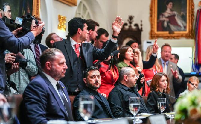 На фото: президент Украины Владимир Зеленский принимает участие в двустороннем обеде с президентом США Дональдом Трампом в Белом доме в Вашингтоне, округ Колумбия, в пятницу, 17 октября 2025 года.