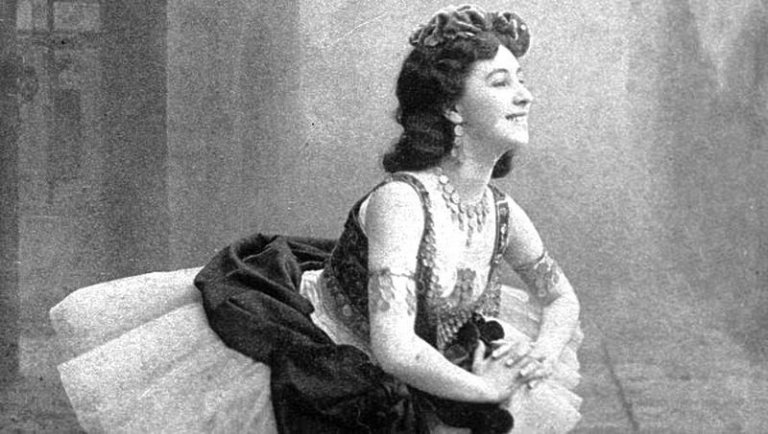 На фото: Матильда Кшесинская в партии Эсмеральды в одноименном балете «Эсмеральда», поставленном в Мариинском театре. Это была одна из её знаковых ролей в карьере.