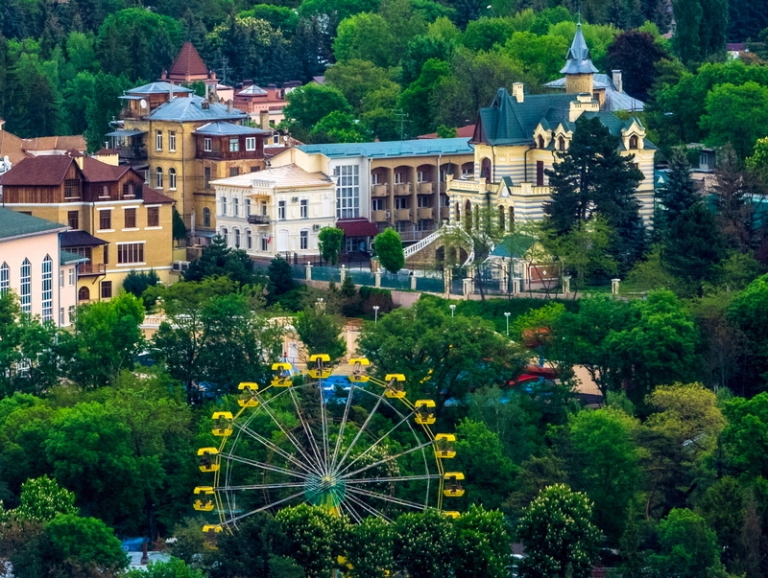 На фото: вид на колесо обозрения и дачу Матильды Кшесинской в Кисловодске.