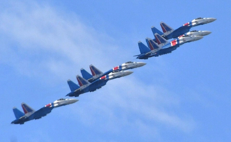 На фото: многоцелевой истребитель Су-35С.