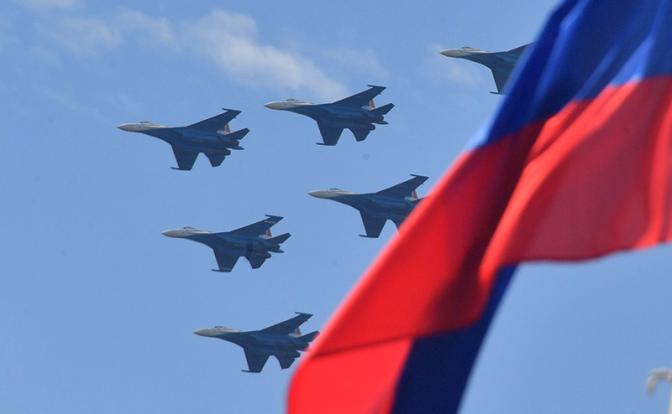 На фото: истребители Су-35С.