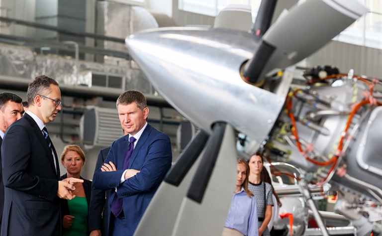 На фото: исполнительный директор АО "Уральский завод гражданской авиации" (УЗГА) Сергей Федоров и министр экономического развития России Максим Решетников (слева направо) у российского авиационного двигателя "ВК-800СМ".