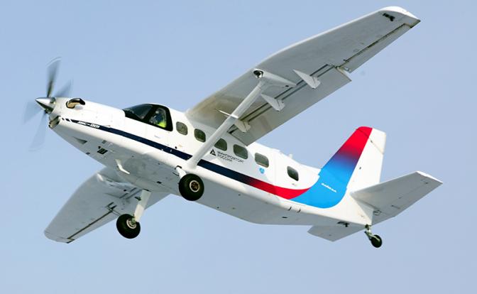 На фото: легкий многоцелевой самолет ЛМС-901 "Байкал" во время первого полета.