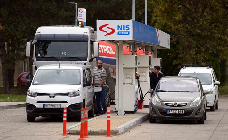 На фото: заправочная станция сербской энергокомпании NIS. Санкции США против сербской энергокомпании NIS должны вступить в силу 9 октября