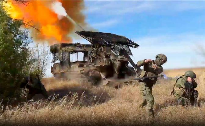 На фото: работа расчета 203-мм пушек большой мощности 2С7 «Пион» 45-й артиллерийской бригады большой мощности группировки войск «Запад» в зоне СВО.