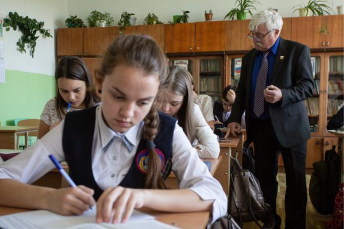 Символ надежды, но не гарант: Эксперты о тестируемой системе оплаты труда учителей