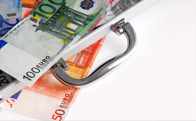 FT: Состоятельные французы выводят деньги в «надежные» страны